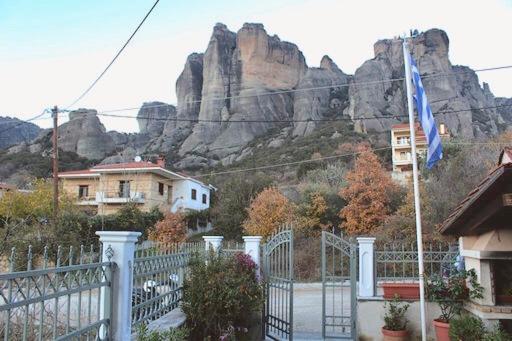 In The Shadow Of Meteora Apartment Калампака Екстериор снимка